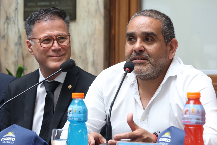 Autoridades de Correo Uruguayo, del Ministerio de Industria, Energía y Minería, del Municipio B y de la Confederación Atlética del Uruguay, participaron del lanzamiento de la Corre Correo 2025, que se realizará el domingo 9 de noviembre en apoyo a Básquet para todos, y que partirá a las 9 horas desde la Rambla República de Gran Bretaña, esquina Misiones.