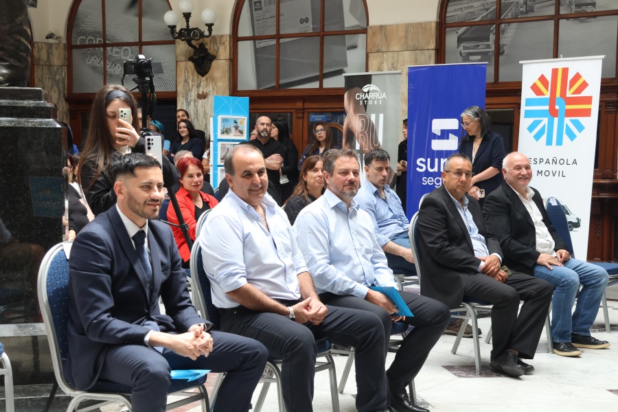 Autoridades de Correo Uruguayo, del Ministerio de Industria, Energía y Minería, del Municipio B y de la Confederación Atlética del Uruguay, participaron del lanzamiento de la Corre Correo 2025, que se realizará el domingo 9 de noviembre en apoyo a Básquet para todos, y que partirá a las 9 horas desde la Rambla República de Gran Bretaña, esquina Misiones.