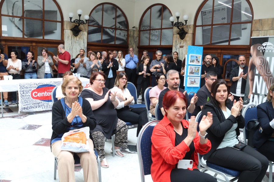 Autoridades de Correo Uruguayo, del Ministerio de Industria, Energía y Minería, del Municipio B y de la Confederación Atlética del Uruguay, participaron del lanzamiento de la Corre Correo 2025, que se realizará el domingo 9 de noviembre en apoyo a Básquet para todos, y que partirá a las 9 horas desde la Rambla República de Gran Bretaña, esquina Misiones.