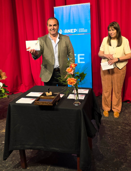 En el marco de las celebraciones del octogésimo aniversario del Instituto de Formación Docente “José Pedro Varela” de Rosario, Correo Uruguayo realizó el lanzamiento del sello personalizado por dicho acontecimiento.