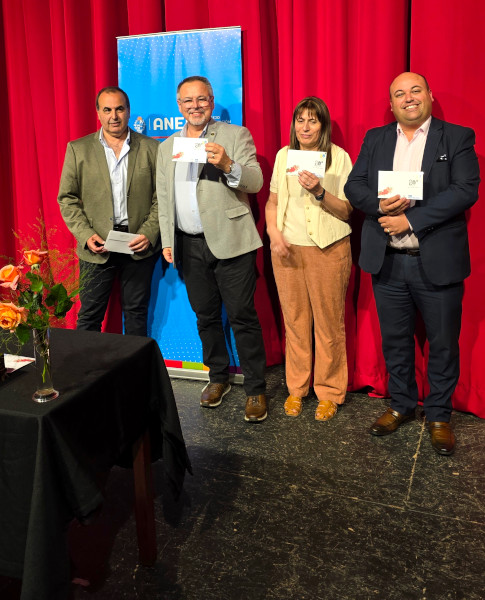 En el marco de las celebraciones del octogésimo aniversario del Instituto de Formación Docente “José Pedro Varela” de Rosario, Correo Uruguayo realizó el lanzamiento del sello personalizado por dicho acontecimiento.