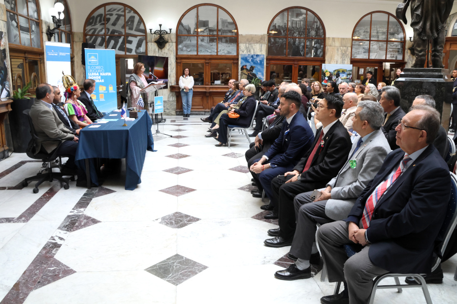 En el marco de las celebraciones por el centésimo vigésimo aniversario de las relaciones diplomáticas entre la República Oriental del Uruguay y la República de Panamá, Correo Uruguayo realizó el lanzamiento de una serie de sellos conmemorativos para celebrar dicho acontecimiento.
