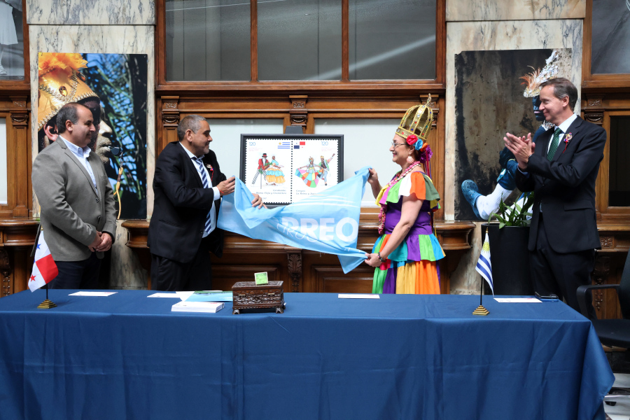 En el marco de las celebraciones por el centésimo vigésimo aniversario de las relaciones diplomáticas entre la República Oriental del Uruguay y la República de Panamá, Correo Uruguayo realizó el lanzamiento de una serie de sellos conmemorativos para celebrar dicho acontecimiento.