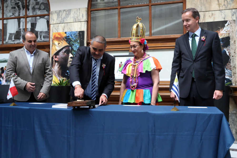 En el marco de las celebraciones por el centésimo vigésimo aniversario de las relaciones diplomáticas entre la República Oriental del Uruguay y la República de Panamá, Correo Uruguayo realizó el lanzamiento de una serie de sellos conmemorativos para celebrar dicho acontecimiento.