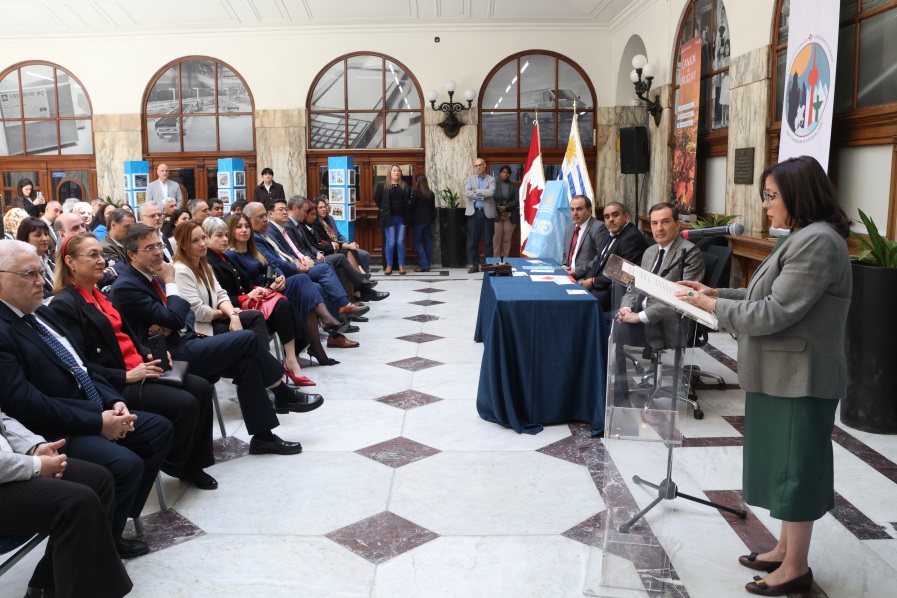 Correo Uruguayo, en el marco de las celebraciones por septuagésimo séptimo aniversario de las relaciones diplomáticas entre Canadá y la República Oriental del Uruguay, realizó el lanzamiento de una serie de sellos conmemorativos para celebrar dicho acontecimiento.