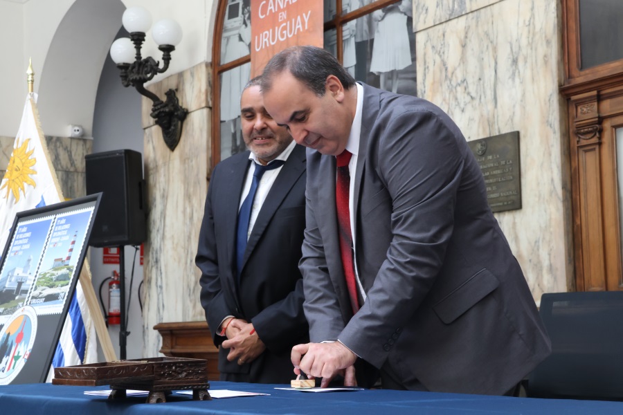Correo Uruguayo, en el marco de las celebraciones por septuagésimo séptimo aniversario de las relaciones diplomáticas entre Canadá y la República Oriental del Uruguay, realizó el lanzamiento de una serie de sellos conmemorativos para celebrar dicho acontecimiento.