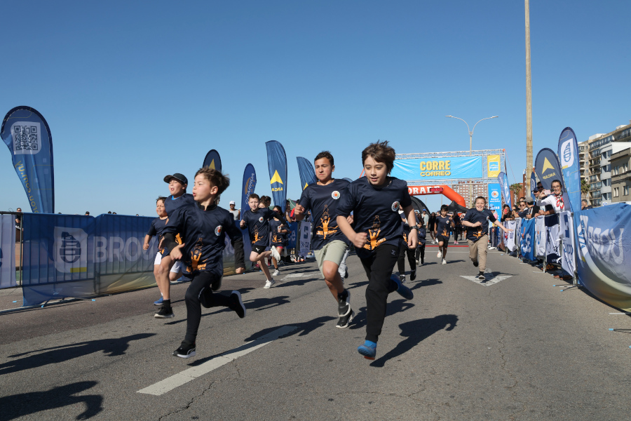 En la rambla de Montevideo y con un gran marco de público se realizó la sexta edición de la Corre Correo en apoyo a Básquet para todos.
