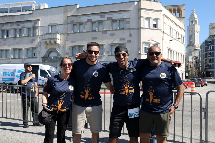 En la rambla de Montevideo y con un gran marco de público se realizó la sexta edición de la Corre Correo en apoyo a Básquet para todos.