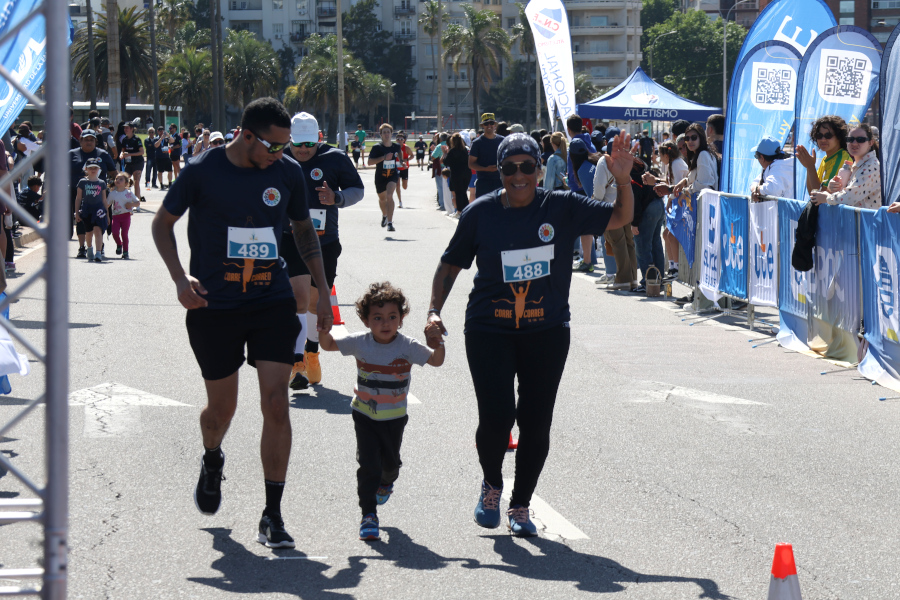 En la rambla de Montevideo y con un gran marco de público se realizó la sexta edición de la Corre Correo en apoyo a Básquet para todos.