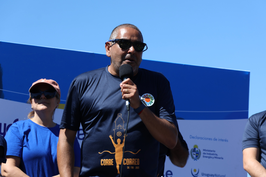 En la rambla de Montevideo y con un gran marco de público se realizó la sexta edición de la Corre Correo en apoyo a Básquet para todos.