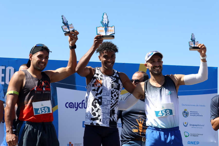 En la rambla de Montevideo y con un gran marco de público se realizó la sexta edición de la Corre Correo en apoyo a Básquet para todos.