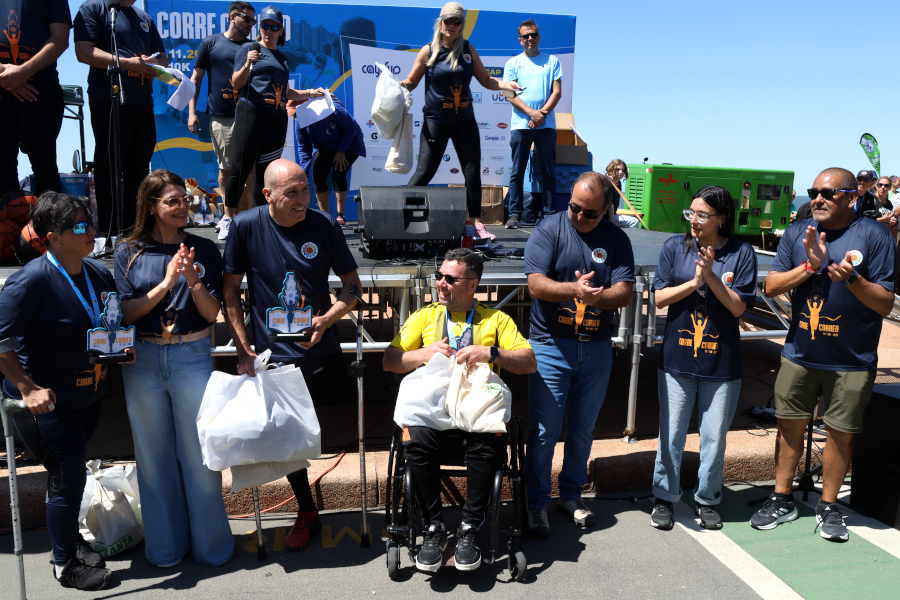En la rambla de Montevideo y con un gran marco de público se realizó la sexta edición de la Corre Correo en apoyo a Básquet para todos.