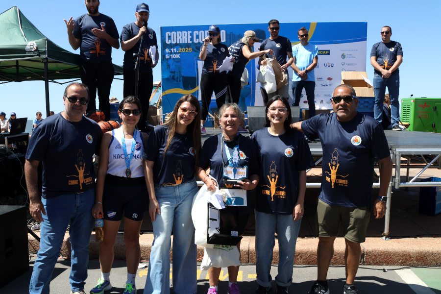 En la rambla de Montevideo y con un gran marco de público se realizó la sexta edición de la Corre Correo en apoyo a Básquet para todos.