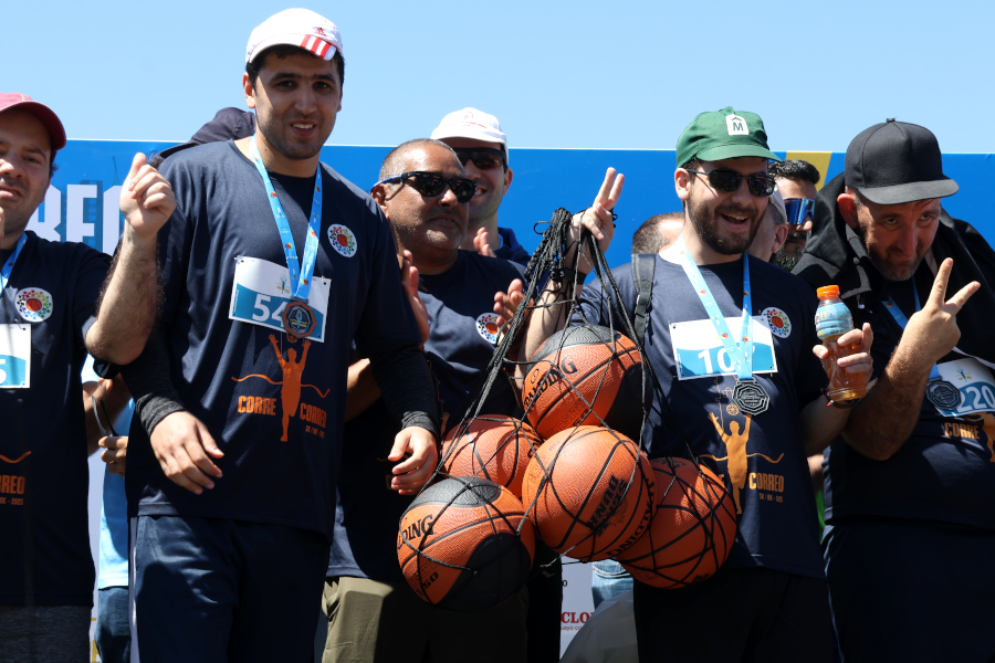 En la rambla de Montevideo y con un gran marco de público se realizó la sexta edición de la Corre Correo en apoyo a Básquet para todos.