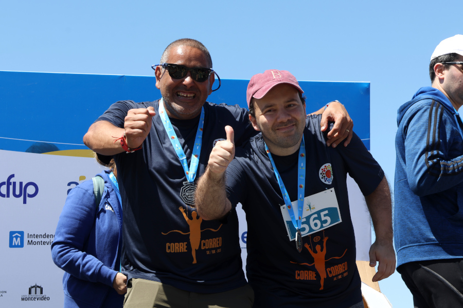 En la rambla de Montevideo y con un gran marco de público se realizó la sexta edición de la Corre Correo en apoyo a Básquet para todos.