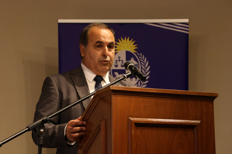 En un acto realizado en la Sala Reinaldo Gargano, Correo Uruguayo presentó un sello postal especial para celebrar el octogésimo aniversario de la Organización de las Naciones Unidas para la Alimentación y la Agricultura (FAO), destacando el compromiso global con la erradicación del hambre y la dignidad humana.