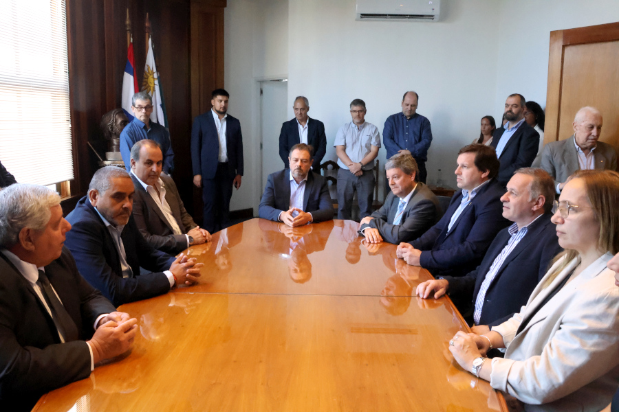 En la Sala de acuerdos del Palacio de Correos tuvo lugar la ceremonia de toma de posesión de cargo del director de Correo Uruguayo, José Hualde.