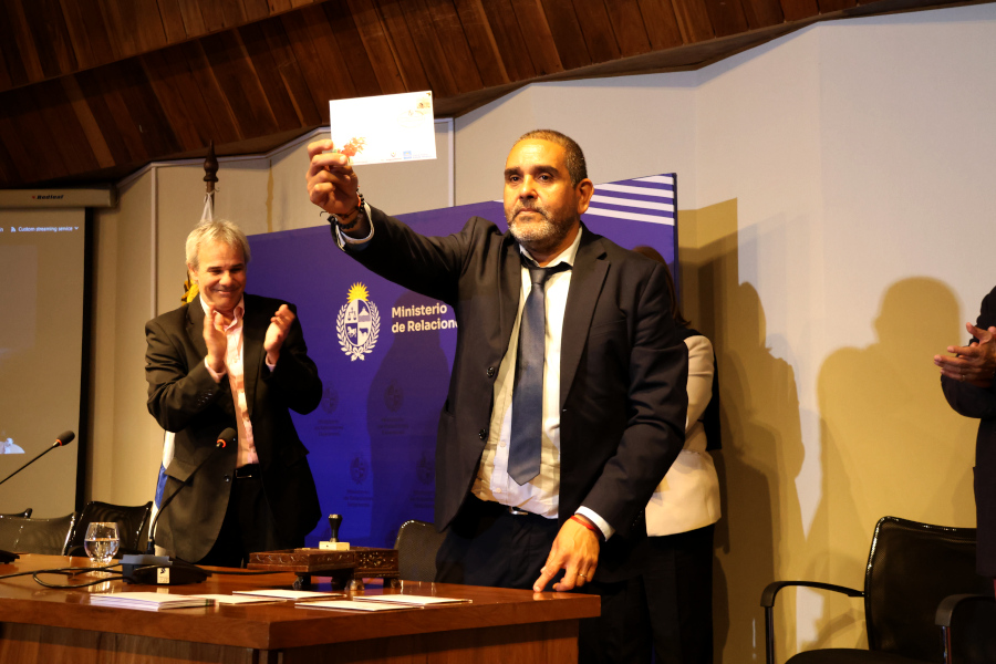 En el marco del décimo primer encuentro Mundial de Consejos Consultivos y del sexto Encuentro de Asociaciones de Uruguayos Residentes en el Exterior, Correo Uruguayo realizó el lanzamiento de un sello personalizado en homenaje a la profesora Belela Herrera