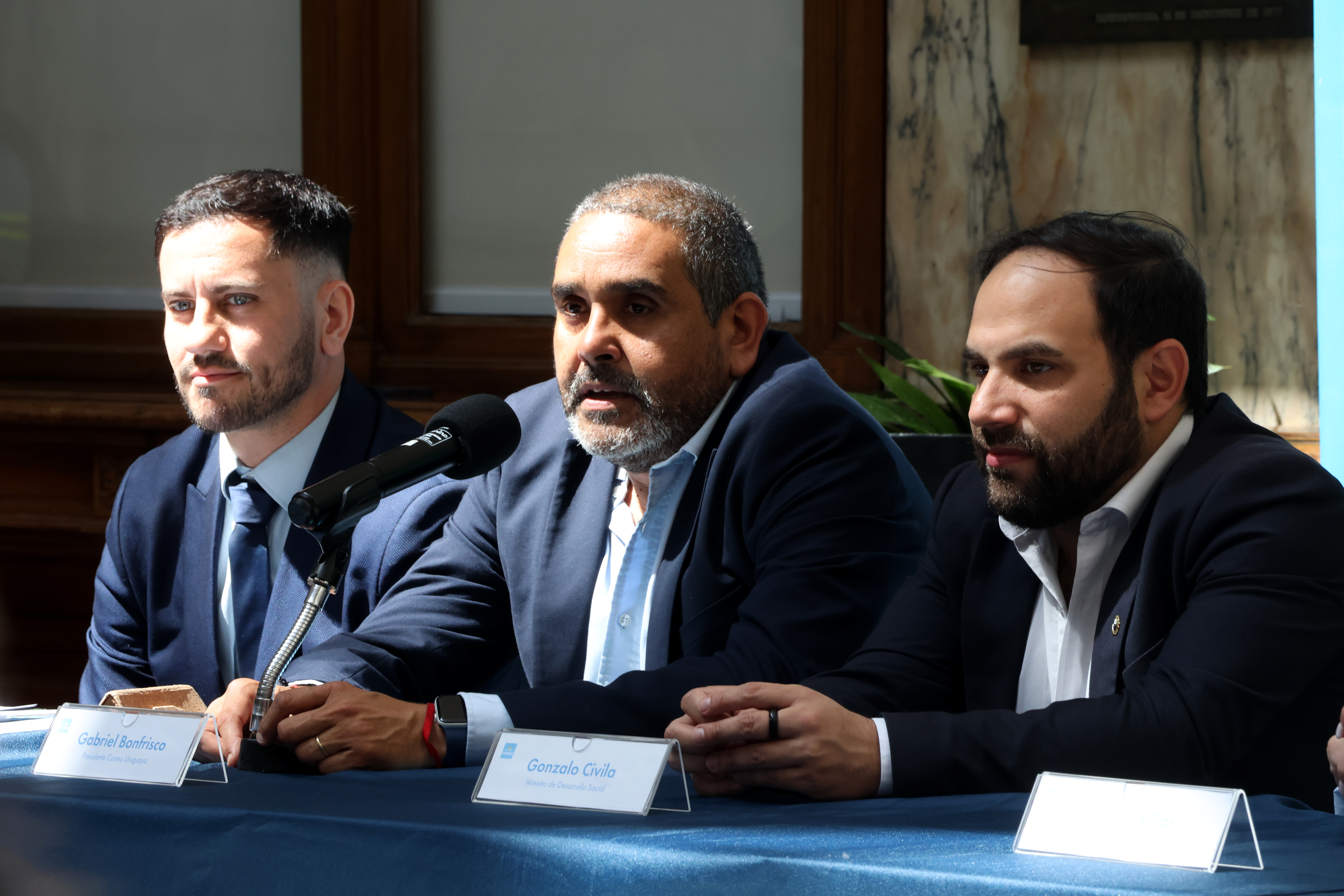 En el hall del Palacio de Correos autoridades de Correo Uruguayo y del Instituto Nacional de Alimentación firmaron un acuerdo en el que se concreta una alianza estratégica entre ambas instituciones, a través de la cual se articularan esfuerzos para desarrollar capacidades y mejorar políticas públicas vinculadas a la seguridad y soberanía alimentaria.