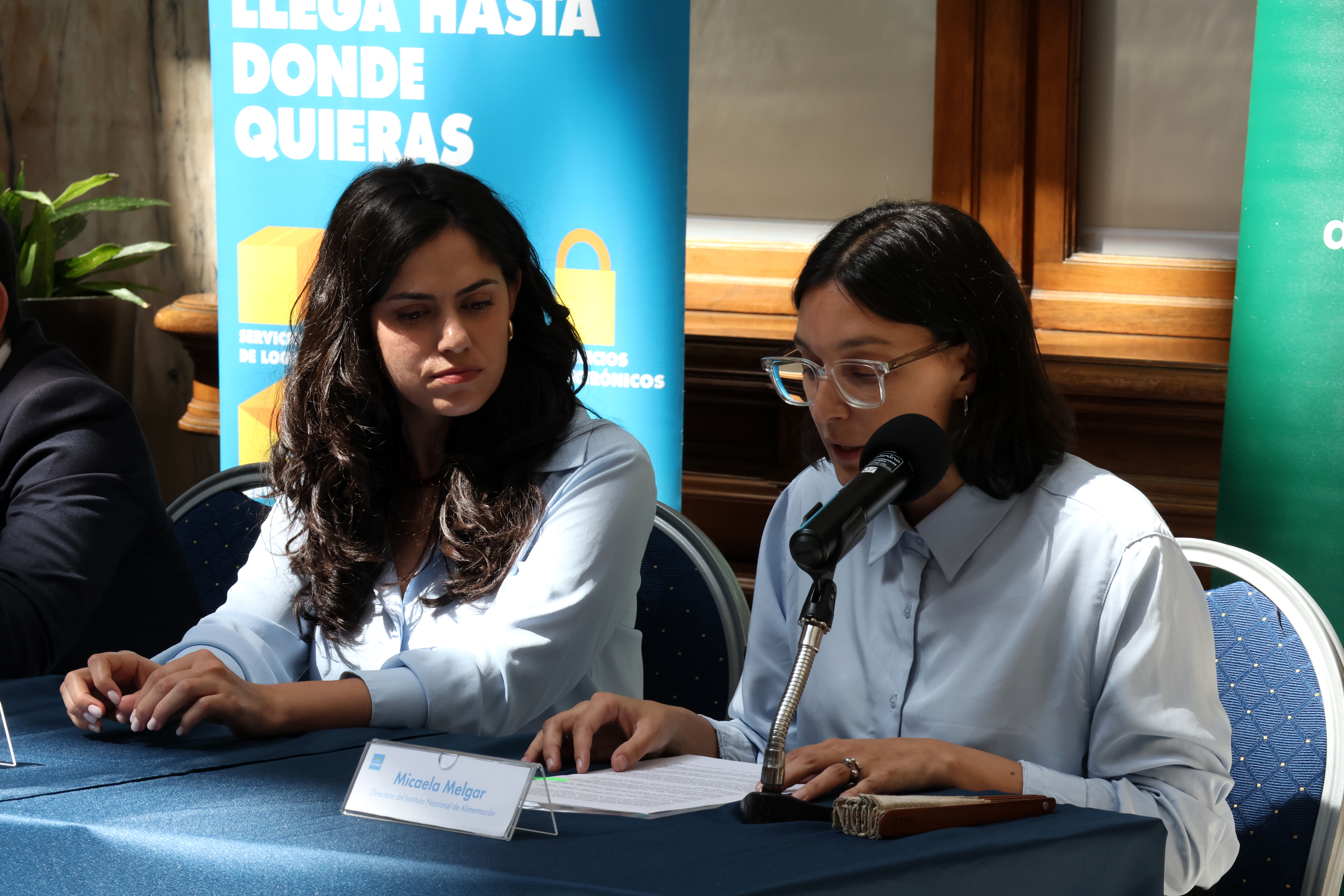 En el hall del Palacio de Correos autoridades de Correo Uruguayo y del Instituto Nacional de Alimentación firmaron un acuerdo en el que se concreta una alianza estratégica entre ambas instituciones, a través de la cual se articularan esfuerzos para desarrollar capacidades y mejorar políticas públicas vinculadas a la seguridad y soberanía alimentaria.