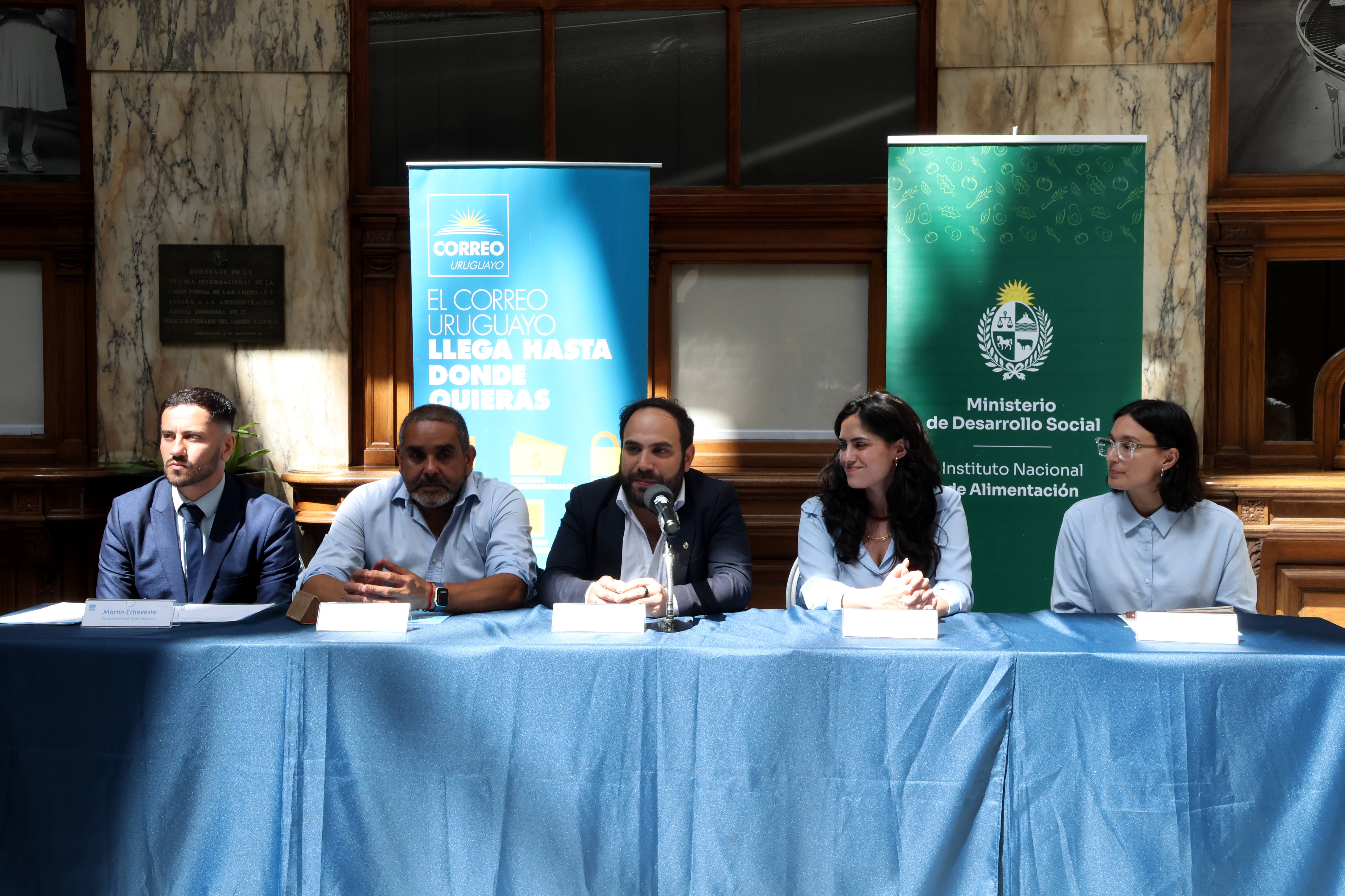 En el hall del Palacio de Correos autoridades de Correo Uruguayo y del Instituto Nacional de Alimentación firmaron un acuerdo en el que se concreta una alianza estratégica entre ambas instituciones, a través de la cual se articularan esfuerzos para desarrollar capacidades y mejorar políticas públicas vinculadas a la seguridad y soberanía alimentaria.