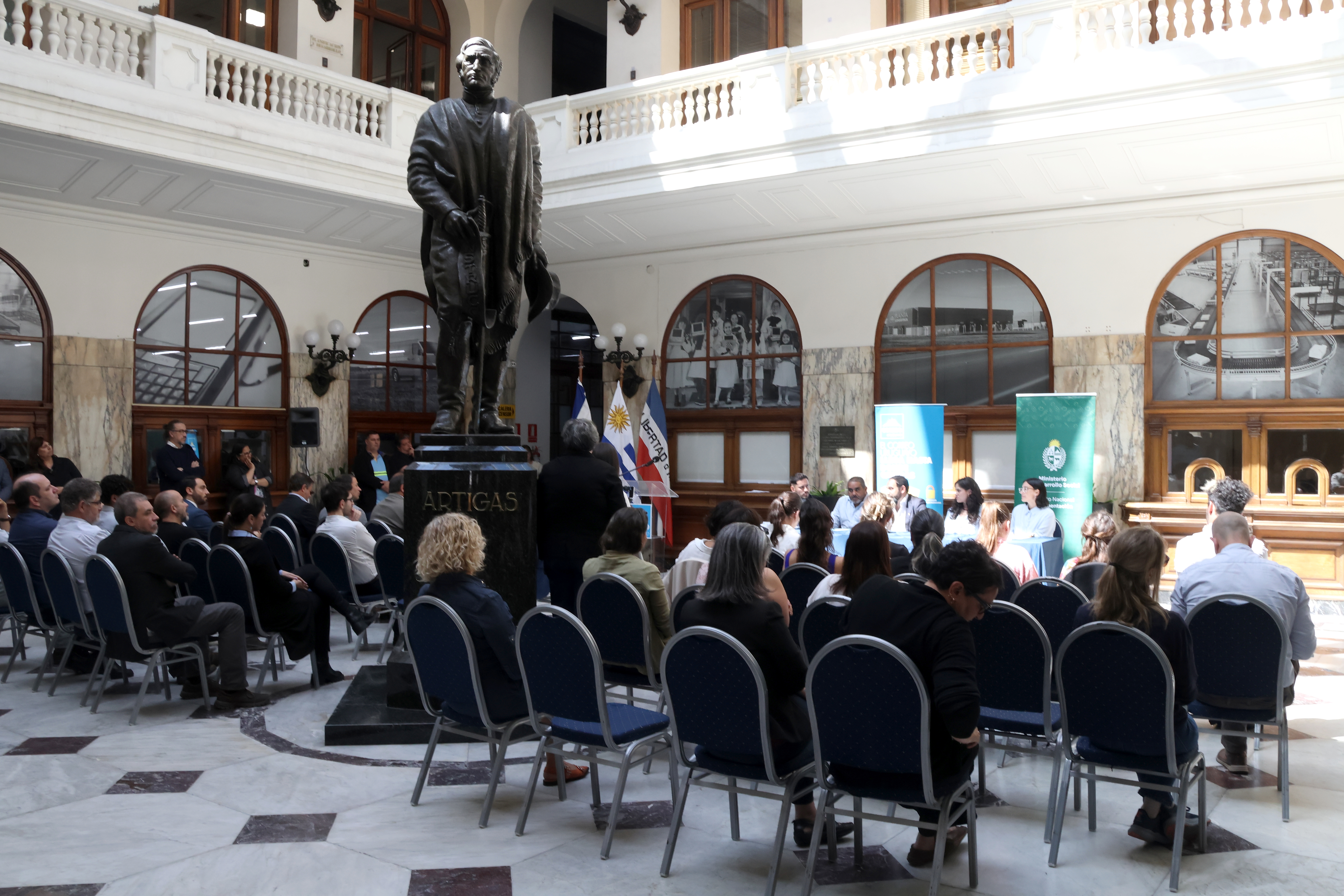 En el hall del Palacio de Correos autoridades de Correo Uruguayo y del Instituto Nacional de Alimentación firmaron un acuerdo en el que se concreta una alianza estratégica entre ambas instituciones, a través de la cual se articularan esfuerzos para desarrollar capacidades y mejorar políticas públicas vinculadas a la seguridad y soberanía alimentaria.