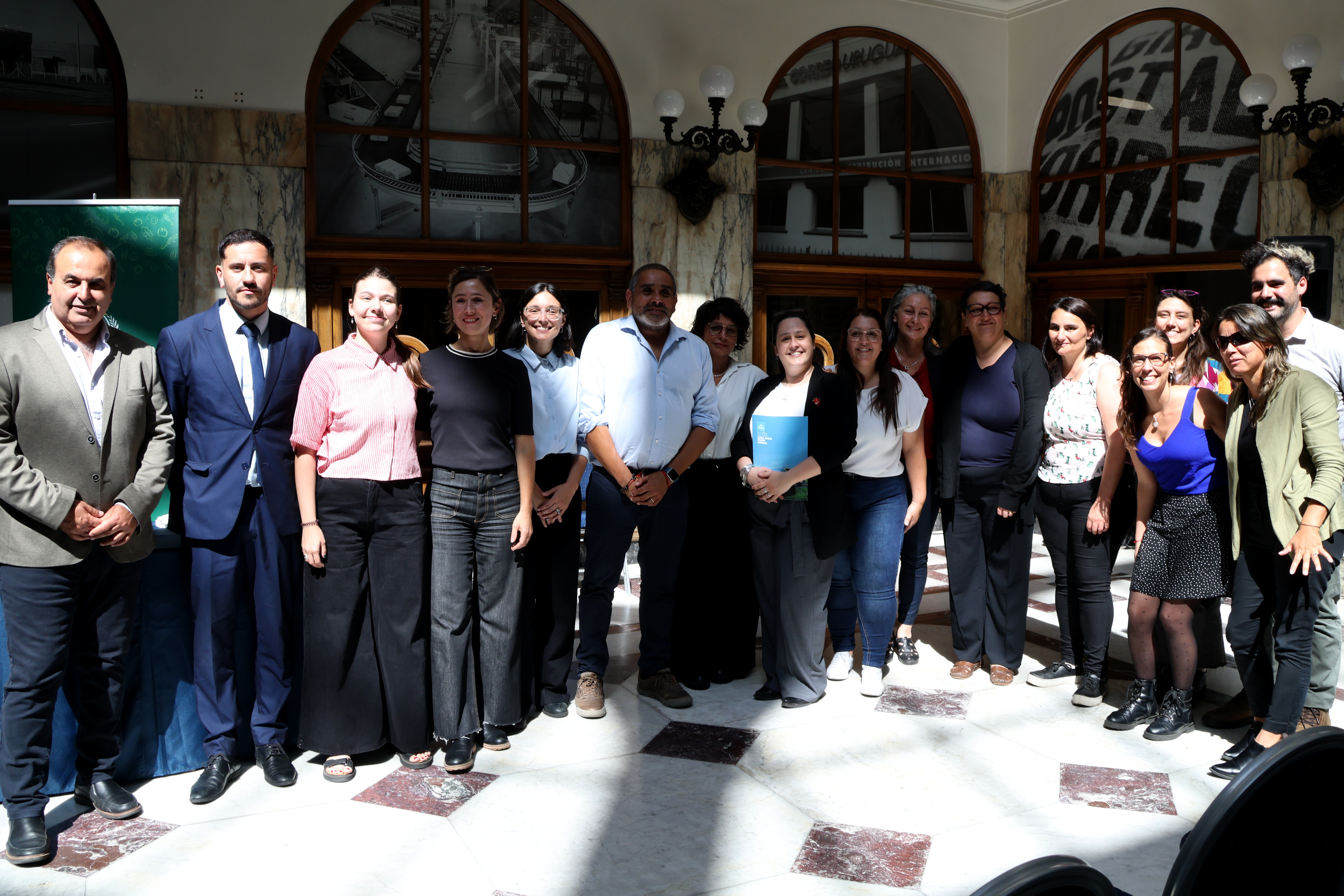 En el hall del Palacio de Correos autoridades de Correo Uruguayo y del Instituto Nacional de Alimentación firmaron un acuerdo en el que se concreta una alianza estratégica entre ambas instituciones, a través de la cual se articularan esfuerzos para desarrollar capacidades y mejorar políticas públicas vinculadas a la seguridad y soberanía alimentaria.