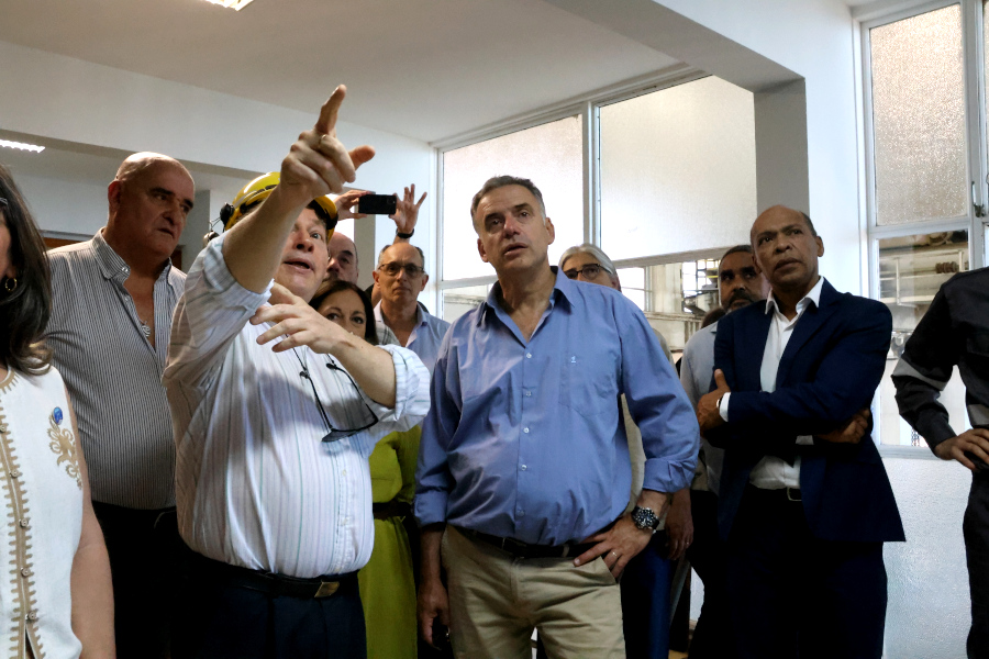 Con la presencia del presidente de la república, Yamandú Orsi, Correo Uruguayo presentó un sello personalizado conmemorativo por el octogésimo aniversario de de la Central Hidroeléctrica de Rincón del Bonete.