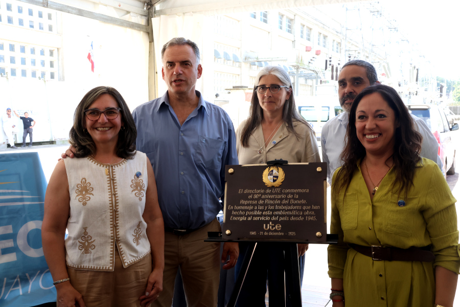 Con la presencia del presidente de la república, Yamandú Orsi, Correo Uruguayo presentó un sello personalizado conmemorativo por el octogésimo aniversario de de la Central Hidroeléctrica de Rincón del Bonete.