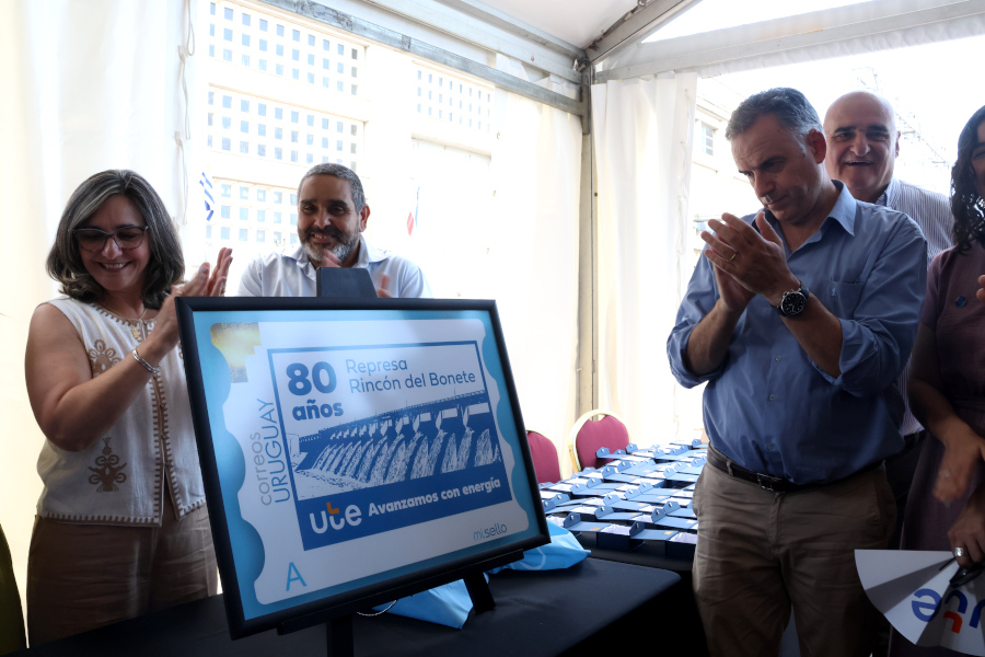 Con la presencia del presidente de la república, Yamandú Orsi, Correo Uruguayo presentó un sello personalizado conmemorativo por el octogésimo aniversario de de la Central Hidroeléctrica de Rincón del Bonete.