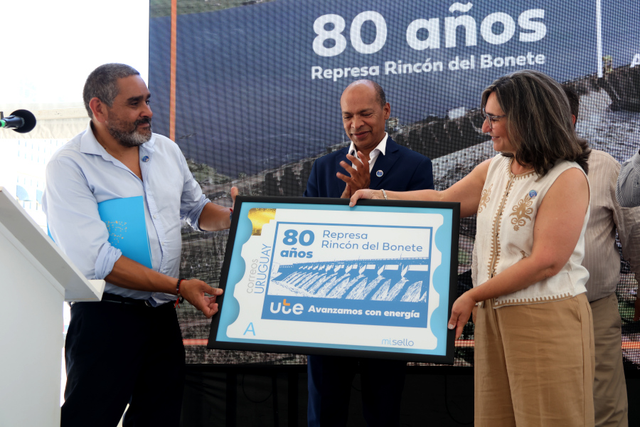 Con la presencia del presidente de la república, Yamandú Orsi, Correo Uruguayo presentó un sello personalizado conmemorativo por el octogésimo aniversario de de la Central Hidroeléctrica de Rincón del Bonete.