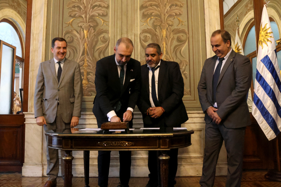 En el Ministerio de Relaciones Exteriores, Correo Uruguayo y el correo de Rumania llevaron a cabo la emisión conjunta de una hoja filatélica, conmemorativa por los noventa años de las relaciones diplomáticas entre Rumania y Uruguay.