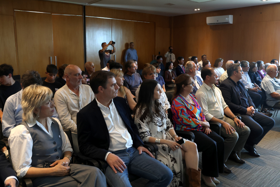 En un acto realizado en la sede del Comisión Administradora del Río Uruguay (CARU), Correo Uruguayo lanzó el sello conmemorativo por el quincuagésimo aniversario del Puente Internacional Gral. José Gervasio Artigas, que une las ciudades hermanas de Paysandú y Colón.