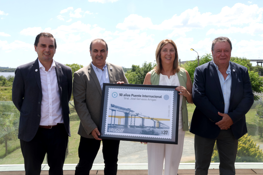 En un acto realizado en la sede del Comisión Administradora del Río Uruguay (CARU), Correo Uruguayo lanzó el sello conmemorativo por el quincuagésimo aniversario del Puente Internacional Gral. José Gervasio Artigas, que une las ciudades hermanas de Paysandú y Colón.