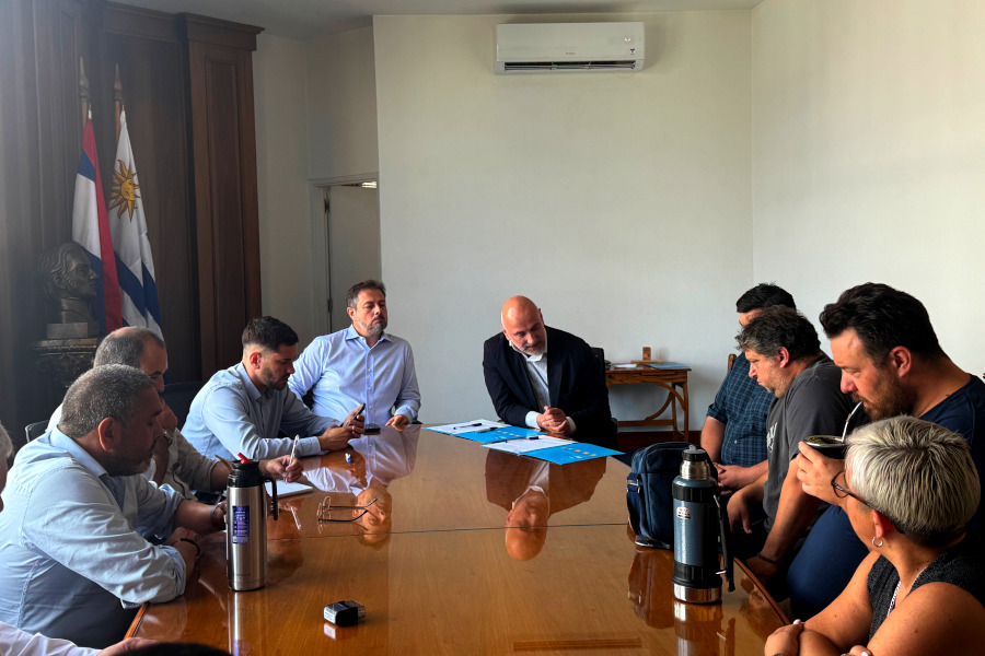 En un acto de gran significación para el futuro del Correo Uruguayo, este jueves 11 de diciembre se firmó un Memorando de Entendimiento entre los designados por el Directorio de la Administración Nacional de Correos (ANC) y la Asociación de Funcionarios Postales del Uruguay (AFPU).