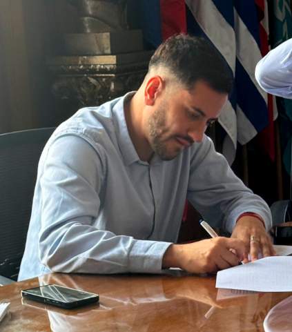 En un acto de gran significación para el futuro del Correo Uruguayo, este jueves 11 de diciembre se firmó un Memorando de Entendimiento entre los designados por el Directorio de la Administración Nacional de Correos (ANC) y la Asociación de Funcionarios Postales del Uruguay (AFPU).