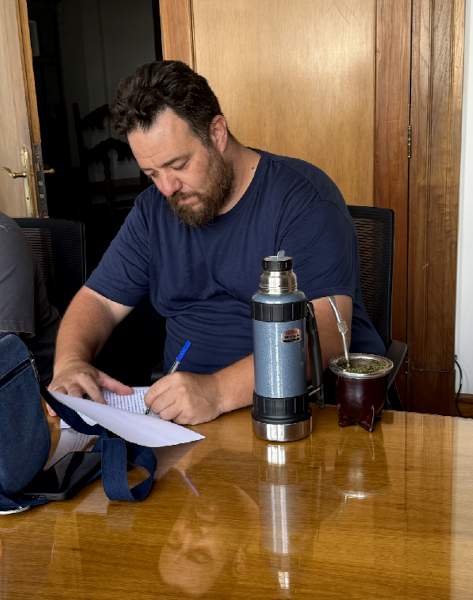 En un acto de gran significación para el futuro del Correo Uruguayo, este jueves 11 de diciembre se firmó un Memorando de Entendimiento entre los designados por el Directorio de la Administración Nacional de Correos (ANC) y la Asociación de Funcionarios Postales del Uruguay (AFPU).