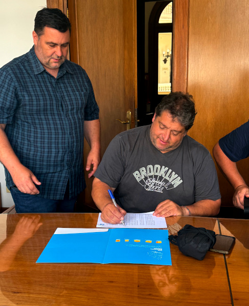 En un acto de gran significación para el futuro del Correo Uruguayo, este jueves 11 de diciembre se firmó un Memorando de Entendimiento entre los designados por el Directorio de la Administración Nacional de Correos (ANC) y la Asociación de Funcionarios Postales del Uruguay (AFPU).