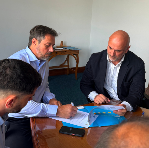 En un acto de gran significación para el futuro del Correo Uruguayo, este jueves 11 de diciembre se firmó un Memorando de Entendimiento entre los designados por el Directorio de la Administración Nacional de Correos (ANC) y la Asociación de Funcionarios Postales del Uruguay (AFPU).