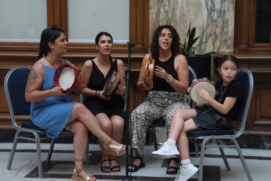 En una nueva edición de Museos en la noche, el Palacio de Correos abrió sus puertas al público, ofreciendo a las clásicas visitas del Museo Postal y del Salón de Protocolo, espectáculos artísticos de excelente calidad, como los conciertos de Gaitas del Colectivo Gallego, del Coro Hispania y de la Orquesta de Cámara Raskolnikov.