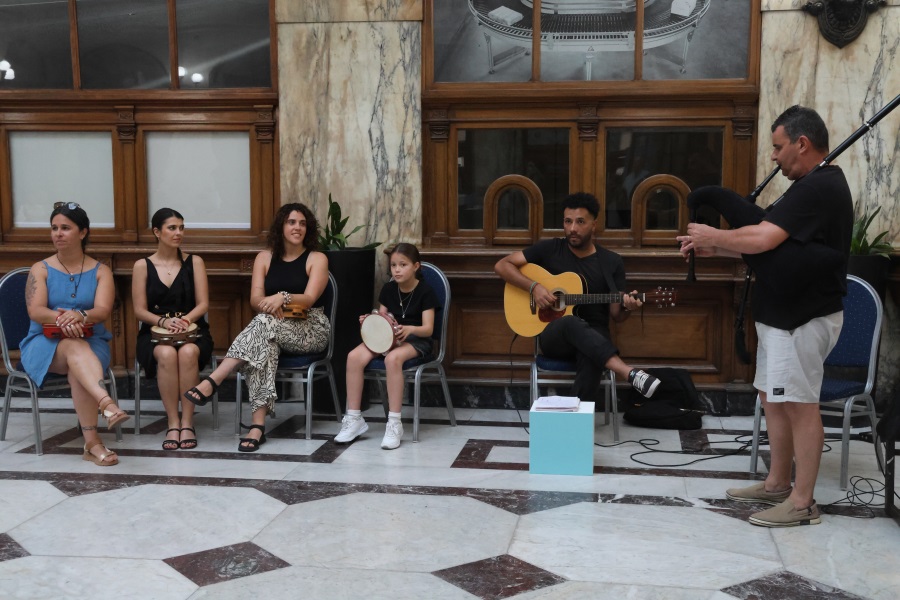 En una nueva edición de Museos en la noche, el Palacio de Correos abrió sus puertas al público, ofreciendo a las clásicas visitas del Museo Postal y del Salón de Protocolo, espectáculos artísticos de excelente calidad, como los conciertos de Gaitas del Colectivo Gallego, del Coro Hispania y de la Orquesta de Cámara Raskolnikov.