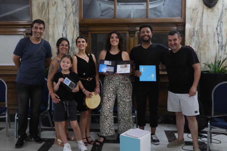 En una nueva edición de Museos en la noche, el Palacio de Correos abrió sus puertas al público, ofreciendo a las clásicas visitas del Museo Postal y del Salón de Protocolo, espectáculos artísticos de excelente calidad, como los conciertos de Gaitas del Colectivo Gallego, del Coro Hispania y de la Orquesta de Cámara Raskolnikov.