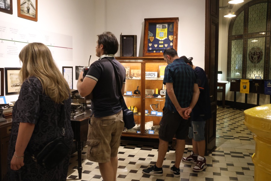 En una nueva edición de Museos en la noche, el Palacio de Correos abrió sus puertas al público, ofreciendo a las clásicas visitas del Museo Postal y del Salón de Protocolo, espectáculos artísticos de excelente calidad, como los conciertos de Gaitas del Colectivo Gallego, del Coro Hispania y de la Orquesta de Cámara Raskolnikov.