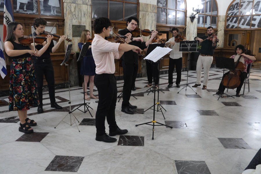En una nueva edición de Museos en la noche, el Palacio de Correos abrió sus puertas al público, ofreciendo a las clásicas visitas del Museo Postal y del Salón de Protocolo, espectáculos artísticos de excelente calidad, como los conciertos de Gaitas del Colectivo Gallego, del Coro Hispania y de la Orquesta de Cámara Raskolnikov.