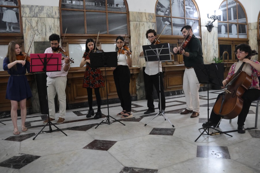En una nueva edición de Museos en la noche, el Palacio de Correos abrió sus puertas al público, ofreciendo a las clásicas visitas del Museo Postal y del Salón de Protocolo, espectáculos artísticos de excelente calidad, como los conciertos de Gaitas del Colectivo Gallego, del Coro Hispania y de la Orquesta de Cámara Raskolnikov.