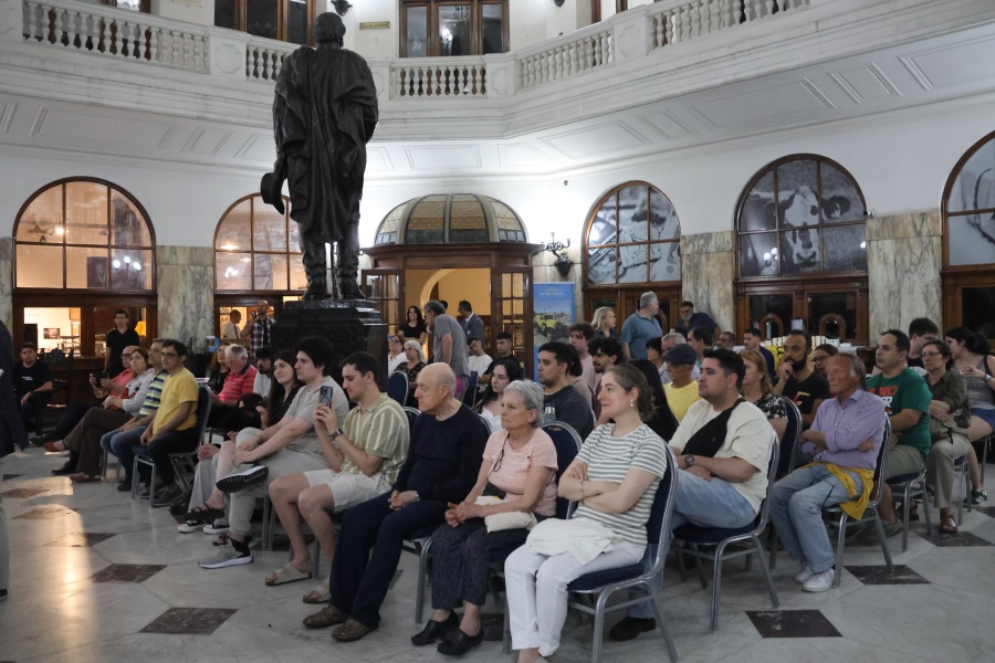 En una nueva edición de Museos en la noche, el Palacio de Correos abrió sus puertas al público, ofreciendo a las clásicas visitas del Museo Postal y del Salón de Protocolo, espectáculos artísticos de excelente calidad, como los conciertos de Gaitas del Colectivo Gallego, del Coro Hispania y de la Orquesta de Cámara Raskolnikov.