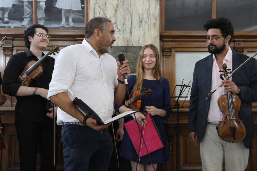 En una nueva edición de Museos en la noche, el Palacio de Correos abrió sus puertas al público, ofreciendo a las clásicas visitas del Museo Postal y del Salón de Protocolo, espectáculos artísticos de excelente calidad, como los conciertos de Gaitas del Colectivo Gallego, del Coro Hispania y de la Orquesta de Cámara Raskolnikov.
