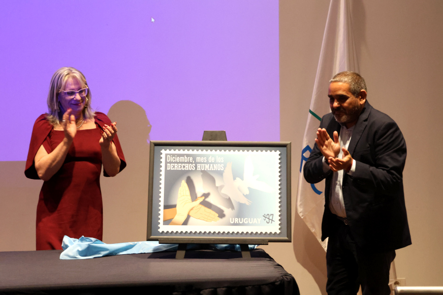 En un acto llevado a cabo en Torre Ejecutiva de Presidencia de la República, Correo Uruguayo realizó el lanzamiento del sello Diciembre, mes de los derechos humanos.