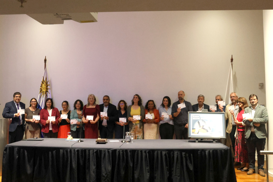 En un acto llevado a cabo en Torre Ejecutiva de Presidencia de la República, Correo Uruguayo realizó el lanzamiento del sello Diciembre, mes de los derechos humanos.