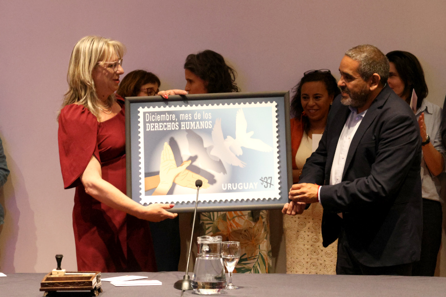 En un acto llevado a cabo en Torre Ejecutiva de Presidencia de la República, Correo Uruguayo realizó el lanzamiento del sello Diciembre, mes de los derechos humanos.